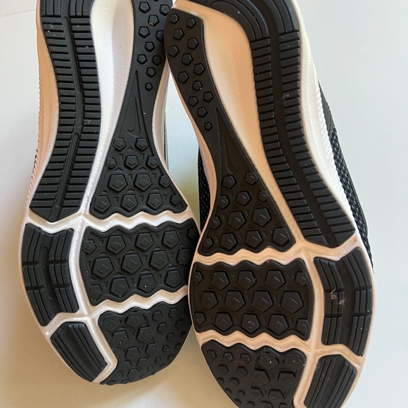 Nike Downshifter Black and White Child size 13.5C Velcro closure - Picture 3 of 4